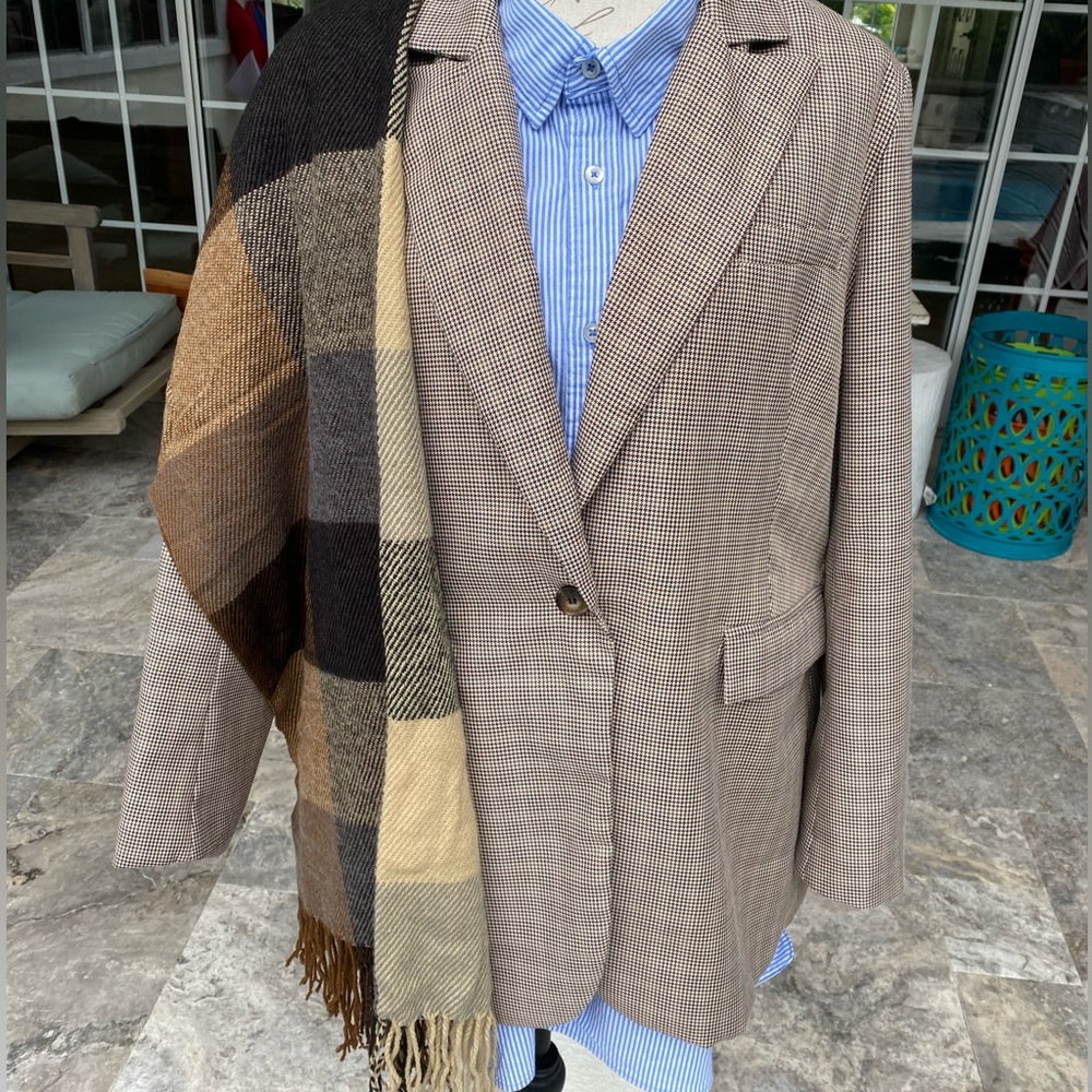 One button lightly lined blazer